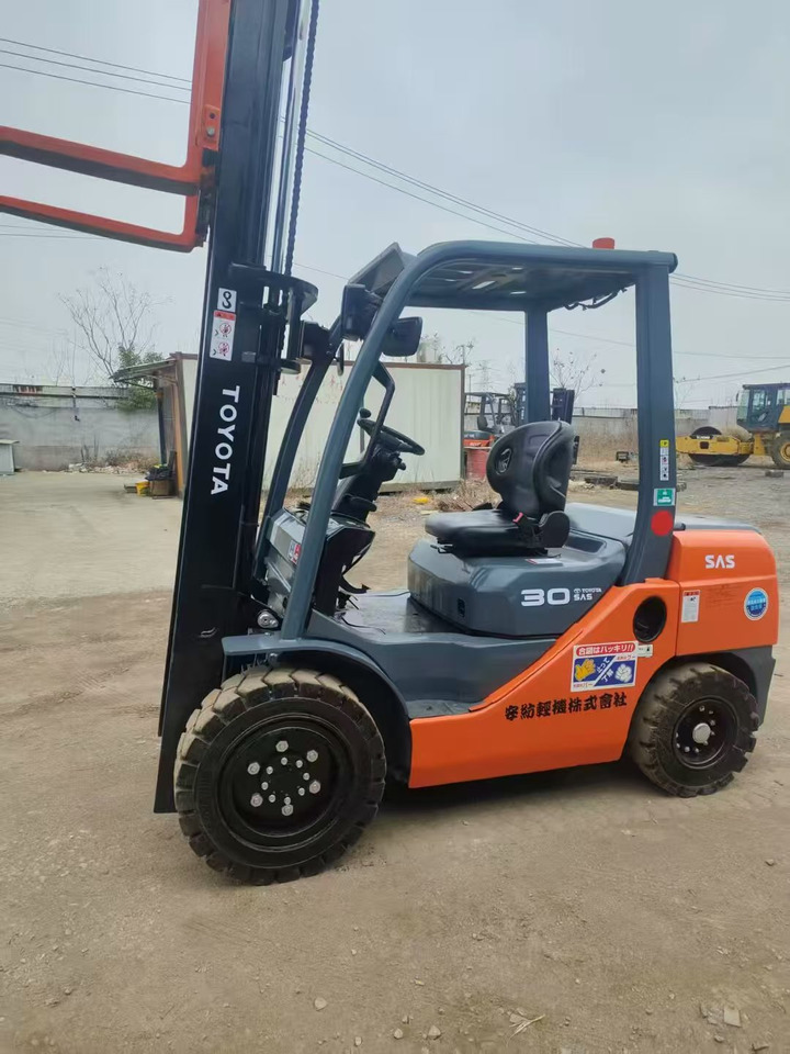 Toyata 3-ton - Вертикална работна платформа: снимка 3 Toyata 3-ton - Вертикална работна платформа: снимка 3