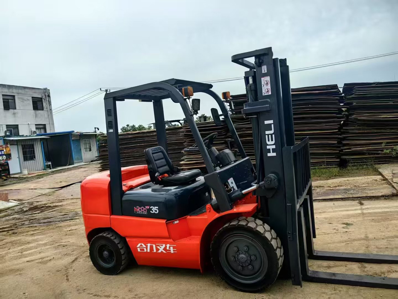 Heli 3.5ton - Вертикална работна платформа: снимка 1 Heli 3.5ton - Вертикална работна платформа: снимка 1