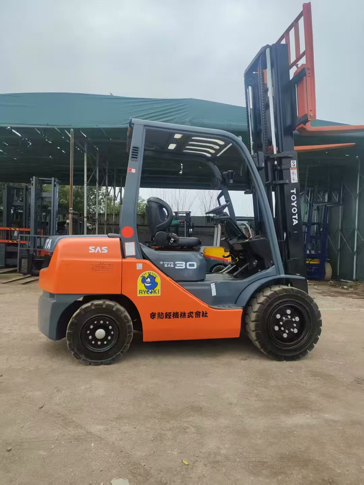Toyata 3-ton - Вертикална работна платформа: снимка 4 Toyata 3-ton - Вертикална работна платформа: снимка 4