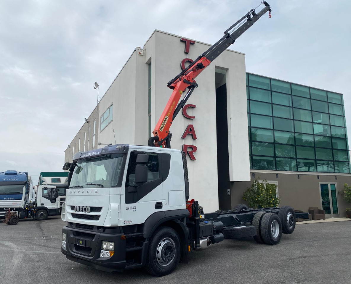 IVECO AT260S33 - Камион с кран: снимка 1 IVECO AT260S33 - Камион с кран: снимка 1
