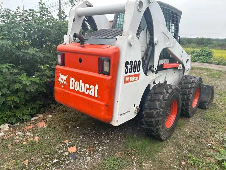 Second Hand BOBCAT S300 Skid-steer Loader with Very Good Performance Is for Sale at a Low Price - Мини челен товарач: снимка 5 Second Hand BOBCAT S300 Skid-steer Loader with Very Good Performance Is for Sale at a Low Price - Мини челен товарач: снимка 5