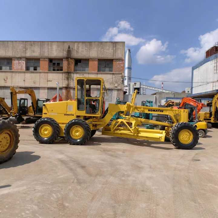 USED Komatsu GD511 Grader with Good Condition for Sale - Грейдер: снимка 4 USED Komatsu GD511 Grader with Good Condition for Sale - Грейдер: снимка 4