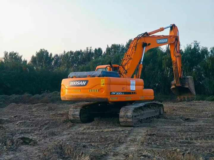 Used Doosan Dx300 2014 Model Excavator Second Hand Machine Popular Brand Korean Doosan Hydraulic Machinery - Верижен багер: снимка 4 Used Doosan Dx300 2014 Model Excavator Second Hand Machine Popular Brand Korean Doosan Hydraulic Machinery - Верижен багер: снимка 4