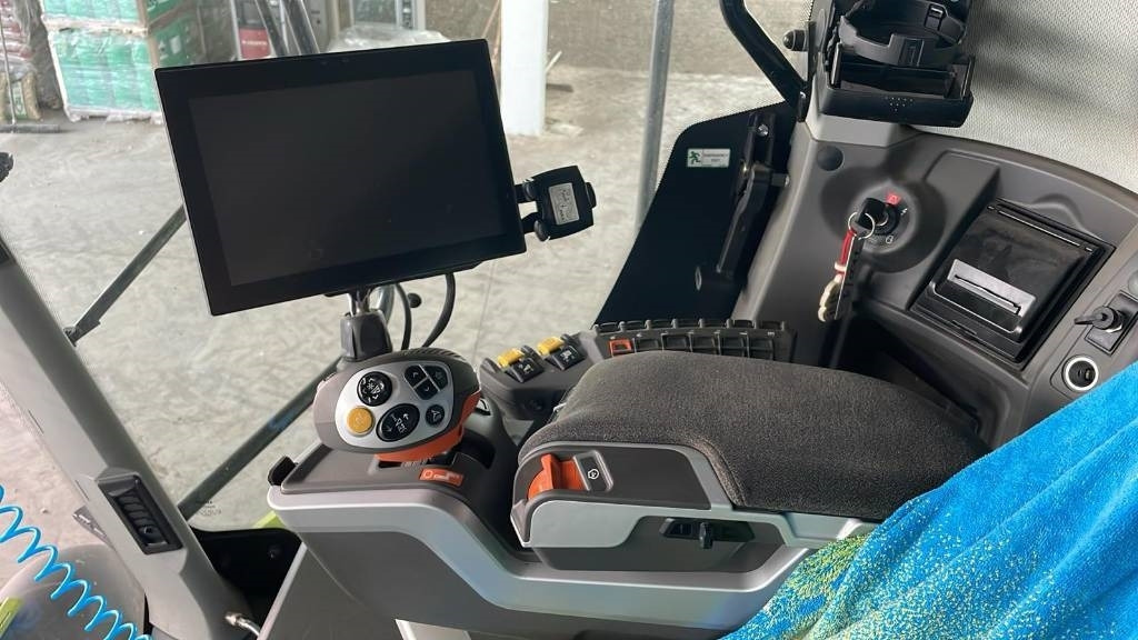 Claas LEXION 7700 TT - Зърнокомбайн: снимка 2 Claas LEXION 7700 TT - Зърнокомбайн: снимка 2