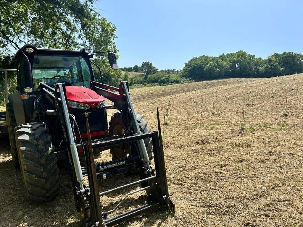 Massey Ferguson 5710 - Трактор: снимка 2 Massey Ferguson 5710 - Трактор: снимка 2