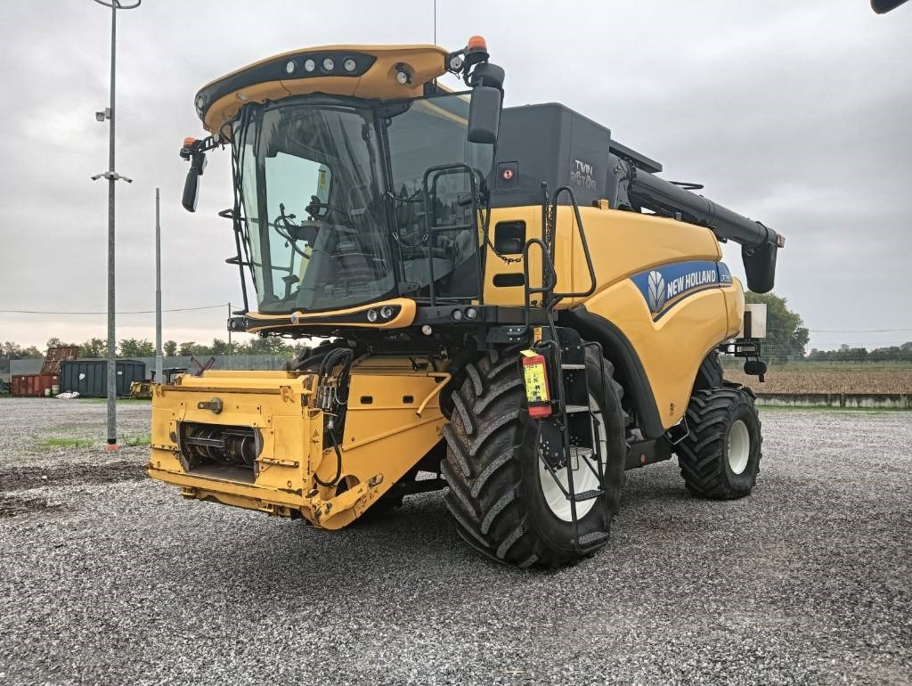 New Holland CR 7.90 - Зърнокомбайн: снимка 2 New Holland CR 7.90 - Зърнокомбайн: снимка 2
