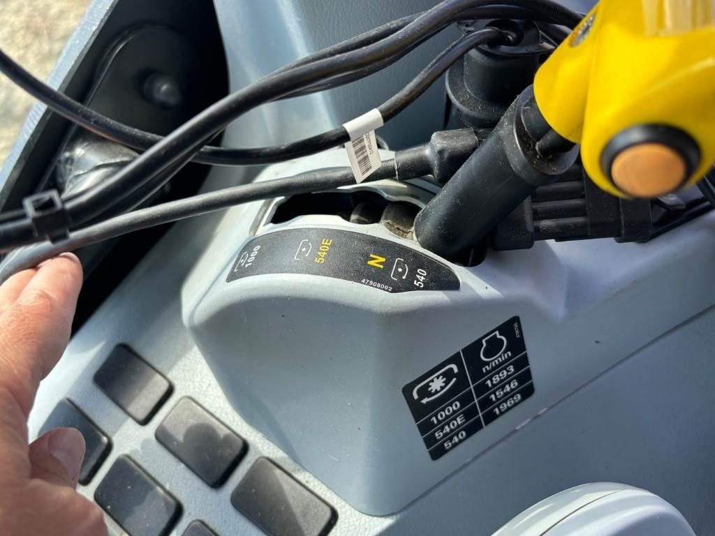 New Holland T6.165 - Трактор: снимка 2 New Holland T6.165 - Трактор: снимка 2