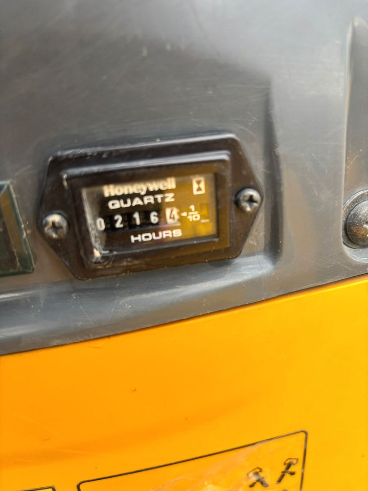 Komatsu PC09-1 - Мини багер: снимка 3 Komatsu PC09-1 - Мини багер: снимка 3