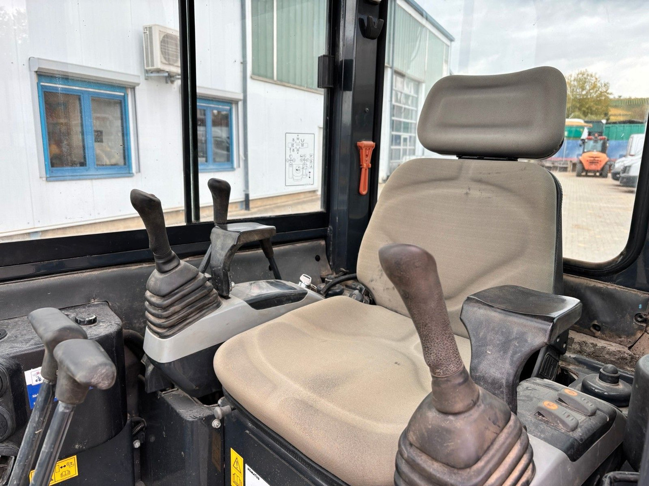 Komatsu PC26MR-3 - Мини багер: снимка 4 Komatsu PC26MR-3 - Мини багер: снимка 4