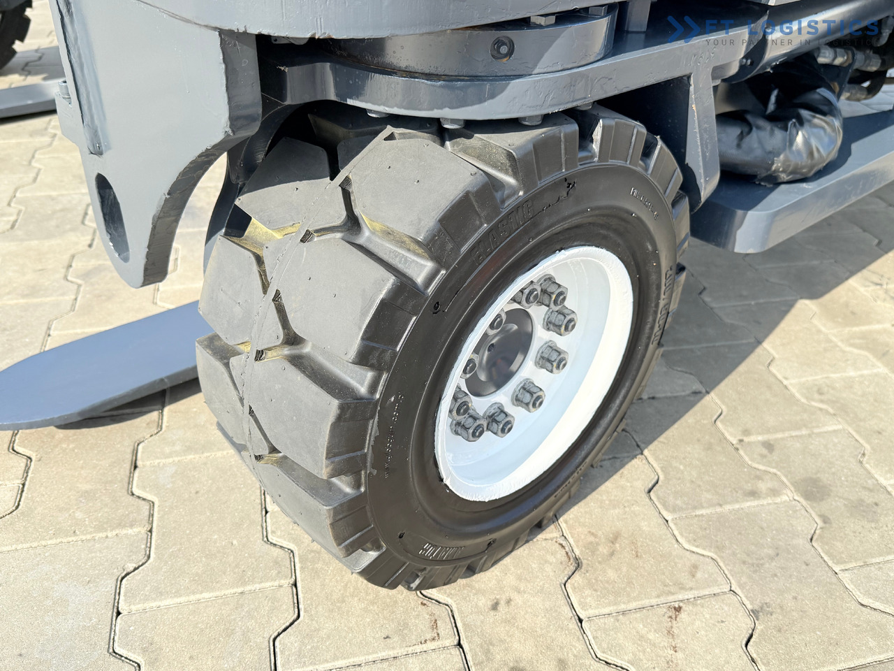COMBILIFT C4000 / DIESEL / DUPLEX - 4100MM / FORK POSITIONER / ONLY 2951 MTH / LIKE NEW - Ричтрак с движение в 4 посоки: снимка 3 COMBILIFT C4000 / DIESEL / DUPLEX - 4100MM / FORK POSITIONER / ONLY 2951 MTH / LIKE NEW - Ричтрак с движение в 4 посоки: снимка 3