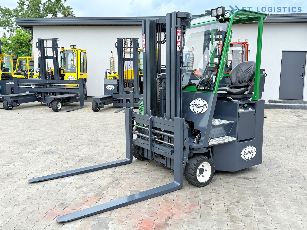 COMBILIFT CB3000 / DIESEL / TRIPLEX 4900MM / FREE LIFT / SIDESHIFT / FORK POSITIONER / 1500MM FORKS / LIKE NEW - Ричтрак с движение в 4 посоки: снимка 1 COMBILIFT CB3000 / DIESEL / TRIPLEX 4900MM / FREE LIFT / SIDESHIFT / FORK POSITIONER / 1500MM FORKS / LIKE NEW - Ричтрак с движение в 4 посоки: снимка 1