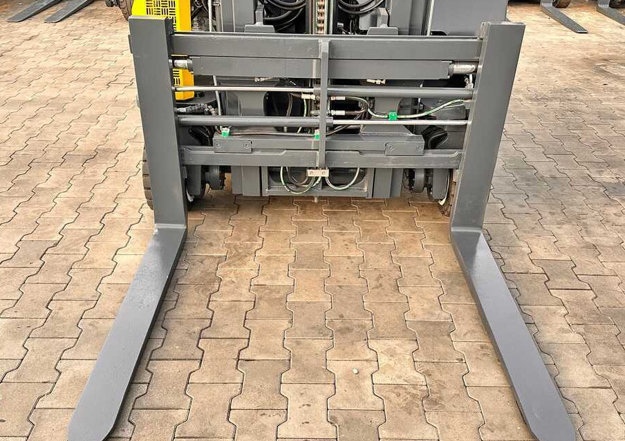 Combilift C2500CB / DUPLEX / 4100MM / DIESEL / FREE LIFT / FORK POSITIONER / SIDE SHIFT / LIKE NEW - Ричтрак с движение в 4 посоки: снимка 5 Combilift C2500CB / DUPLEX / 4100MM / DIESEL / FREE LIFT / FORK POSITIONER / SIDE SHIFT / LIKE NEW - Ричтрак с движение в 4 посоки: снимка 5