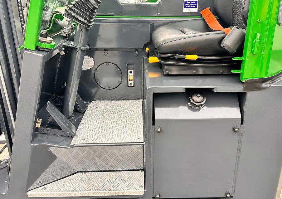 Combilift C2500CB / TRIPLEX / DIESEL / 4900MM / FREE LIFT / POSITIONER 1720MM / LIKE NEW - Ричтрак с движение в 4 посоки: снимка 4 Combilift C2500CB / TRIPLEX / DIESEL / 4900MM / FREE LIFT / POSITIONER 1720MM / LIKE NEW - Ричтрак с движение в 4 посоки: снимка 4