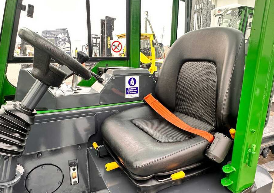Combilift C2500CB / TRIPLEX / DIESEL / 4900MM / FREE LIFT / POSITIONER 1720MM / LIKE NEW - Ричтрак с движение в 4 посоки: снимка 5 Combilift C2500CB / TRIPLEX / DIESEL / 4900MM / FREE LIFT / POSITIONER 1720MM / LIKE NEW - Ричтрак с движение в 4 посоки: снимка 5