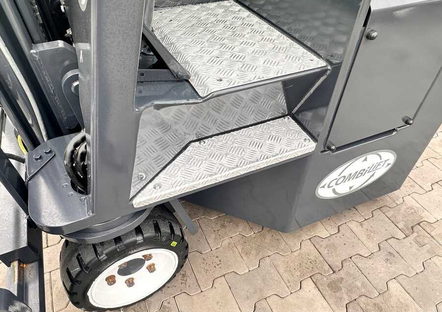 Ричтрак с движение в 4 посоки Combilift C2500CB / TRIPLEX / DIESEL / 4900MM / FREE LIFT / POSITIONER 1720MM / LIKE NEW: снимка 6