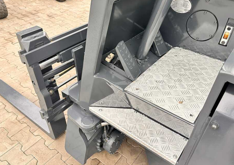 Ричтрак с движение в 4 посоки Combilift C2500CB / TRIPLEX / DIESEL / 4900MM / FREE LIFT / POSITIONER 1720MM / LIKE NEW: снимка 32
