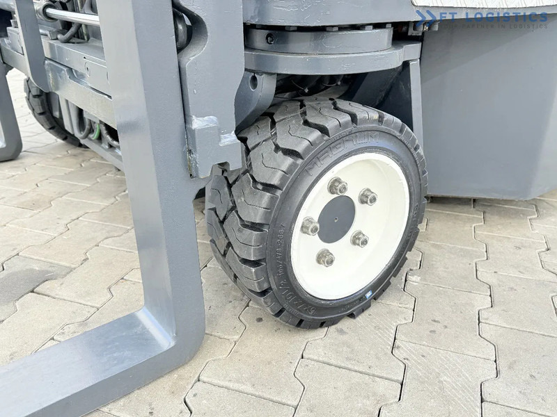 Combilift C3000CB / GAS / TRIPLEX 4900MM / FREE LIFT / FORK POSITIONER / SIDE SHIFT / EXCELLENT CONDITION / Wide range of four-way and sid - Ричтрак с движение в 4 посоки: снимка 4 Combilift C3000CB / GAS / TRIPLEX 4900MM / FREE LIFT / FORK POSITIONER / SIDE SHIFT / EXCELLENT CONDITION / Wide range of four-way and sid - Ричтрак с движение в 4 посоки: снимка 4