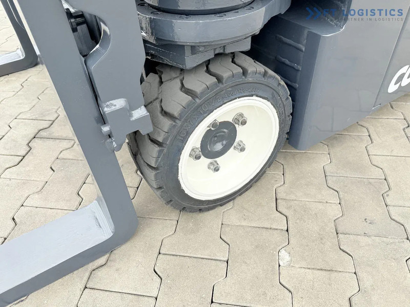 Combilift Combilift CBE2500 / TRIPLEX / 5500MM / FREE LIFT / ELECTRIC DRIVE / ONLY 2300 MTH / FORK POSITIONER / SIDE SHIFT / NEW TYRES / L - Ричтрак с движение в 4 посоки: снимка 4 Combilift Combilift CBE2500 / TRIPLEX / 5500MM / FREE LIFT / ELECTRIC DRIVE / ONLY 2300 MTH / FORK POSITIONER / SIDE SHIFT / NEW TYRES / L - Ричтрак с движение в 4 посоки: снимка 4