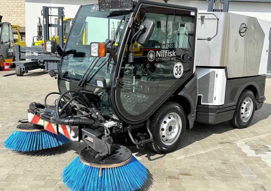 Nilfisk Nilfisk City Ranger 3500 – Articulated Municipal Sweeper | Year 2017 | On - Мотометачна машина: снимка 1 Nilfisk Nilfisk City Ranger 3500 – Articulated Municipal Sweeper | Year 2017 | On - Мотометачна машина: снимка 1