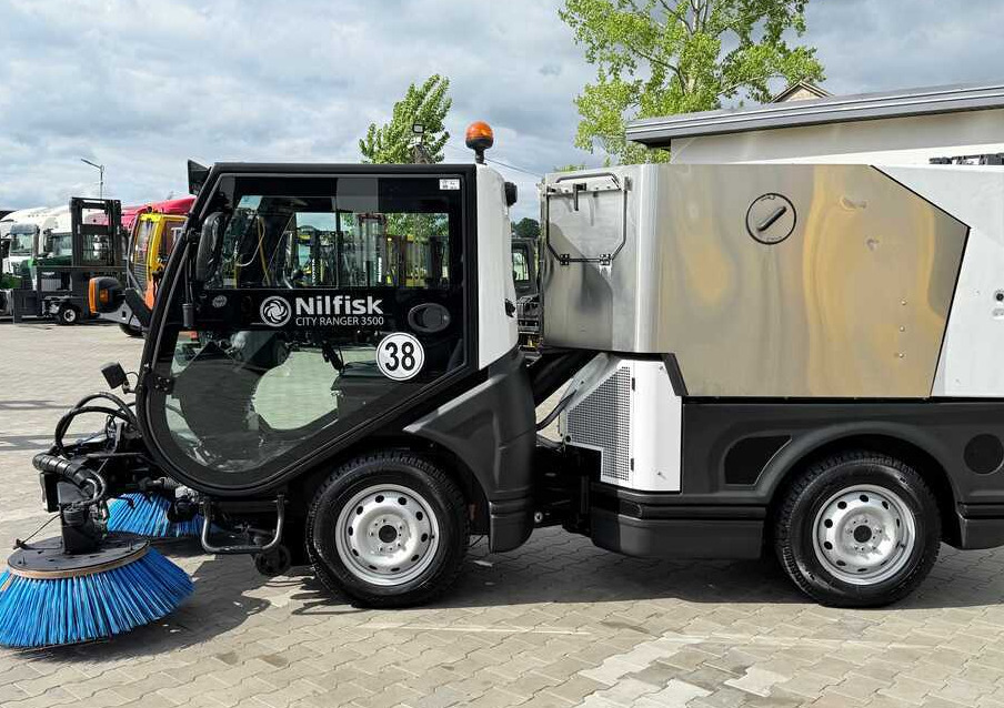 Nilfisk Nilfisk City Ranger 3500 – Articulated Municipal Sweeper | Year 2017 | On - Мотометачна машина: снимка 2 Nilfisk Nilfisk City Ranger 3500 – Articulated Municipal Sweeper | Year 2017 | On - Мотометачна машина: снимка 2