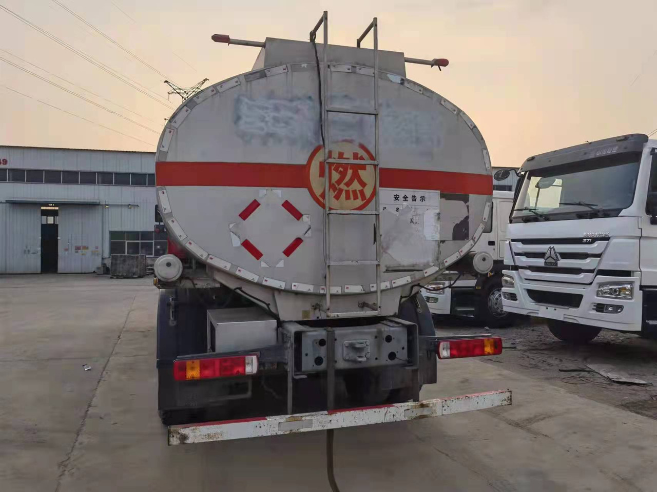 HOWO 20 cubic meters - Камион цистерна: снимка 4 HOWO 20 cubic meters - Камион цистерна: снимка 4