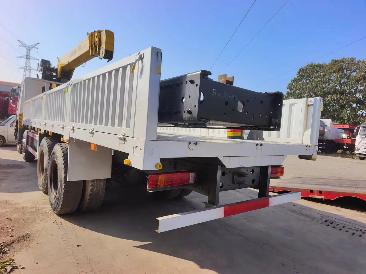 HOWO HOWO 371 chassis,10 TONS crane truck - Камион с кран: снимка 2 HOWO HOWO 371 chassis,10 TONS crane truck - Камион с кран: снимка 2