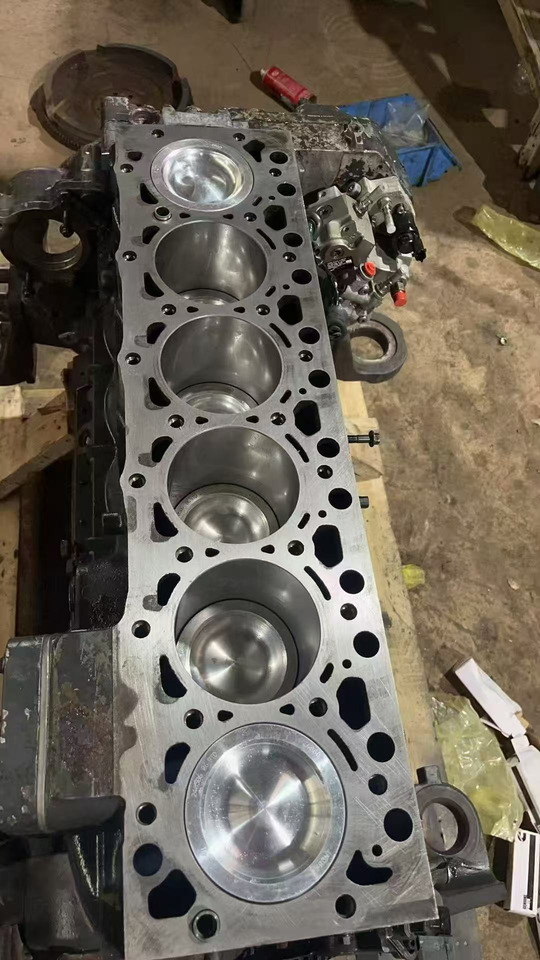 KOMATSU SAA6D107E-1 - Цилиндров блок за Багер: снимка 1 KOMATSU SAA6D107E-1 - Цилиндров блок за Багер: снимка 1