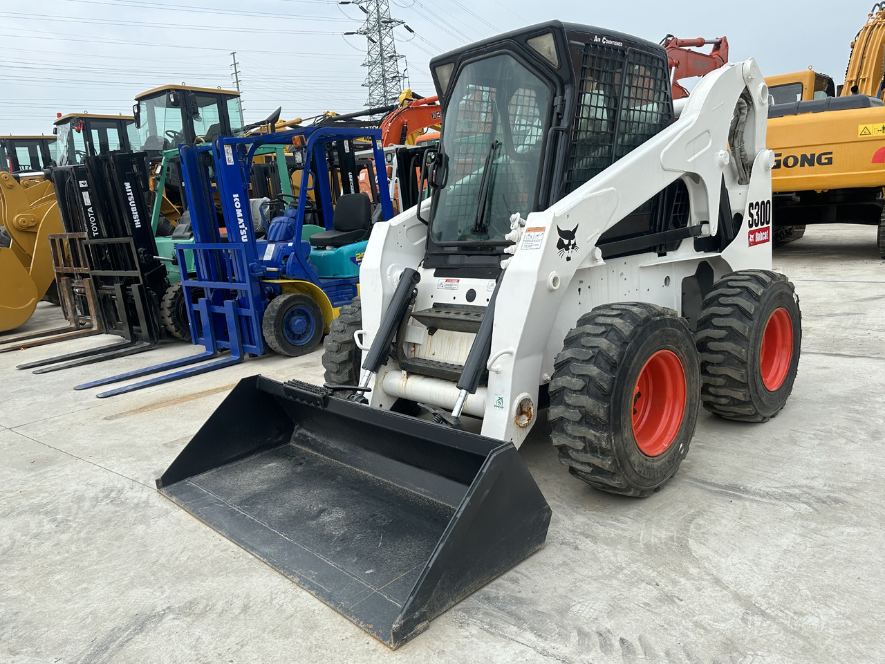 Second hand Hot sale skid-steers Bobcat S300 - Строителна техника: снимка 1 Second hand Hot sale skid-steers Bobcat S300 - Строителна техника: снимка 1