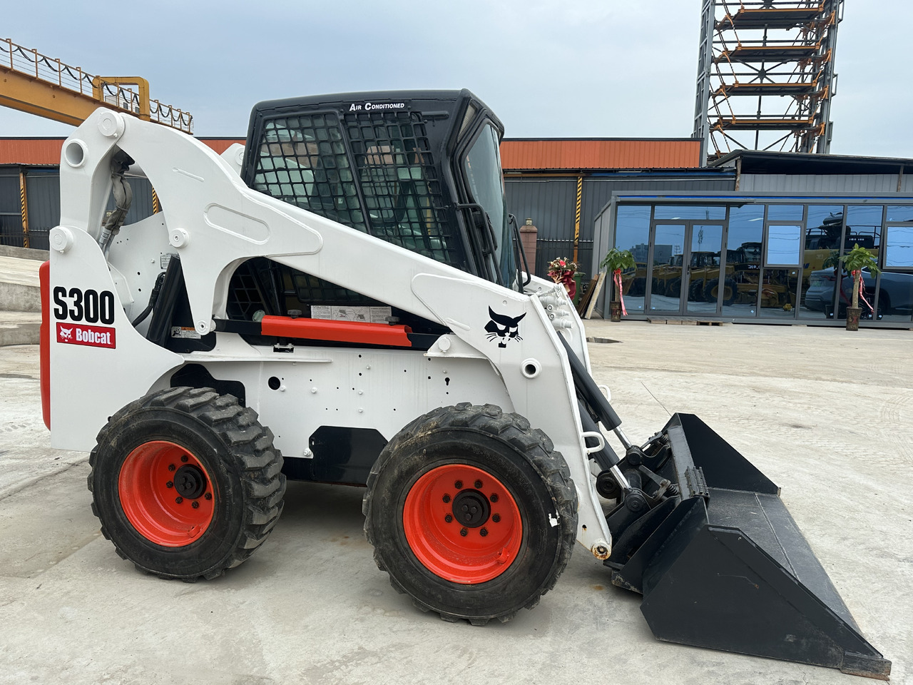 Second hand Hot sale skid-steers Bobcat S300 - Строителна техника: снимка 4 Second hand Hot sale skid-steers Bobcat S300 - Строителна техника: снимка 4