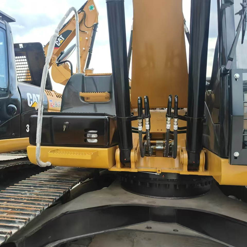 Used high quality excavator CAT 323D2L Made in Japan - Строителна техника: снимка 3 Used high quality excavator CAT 323D2L Made in Japan - Строителна техника: снимка 3