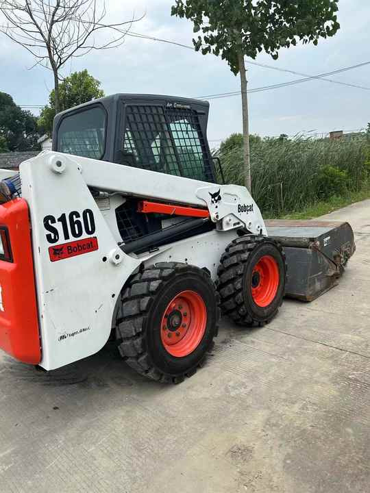 USED BOBCAT S160 Skid-steer Loader Bobcat S160 Carry Sweeper with Very Good Performance Is for Sale at a Low Price. - Мини челен товарач: снимка 4 USED BOBCAT S160 Skid-steer Loader Bobcat S160 Carry Sweeper with Very Good Performance Is for Sale at a Low Price. - Мини челен товарач: снимка 4