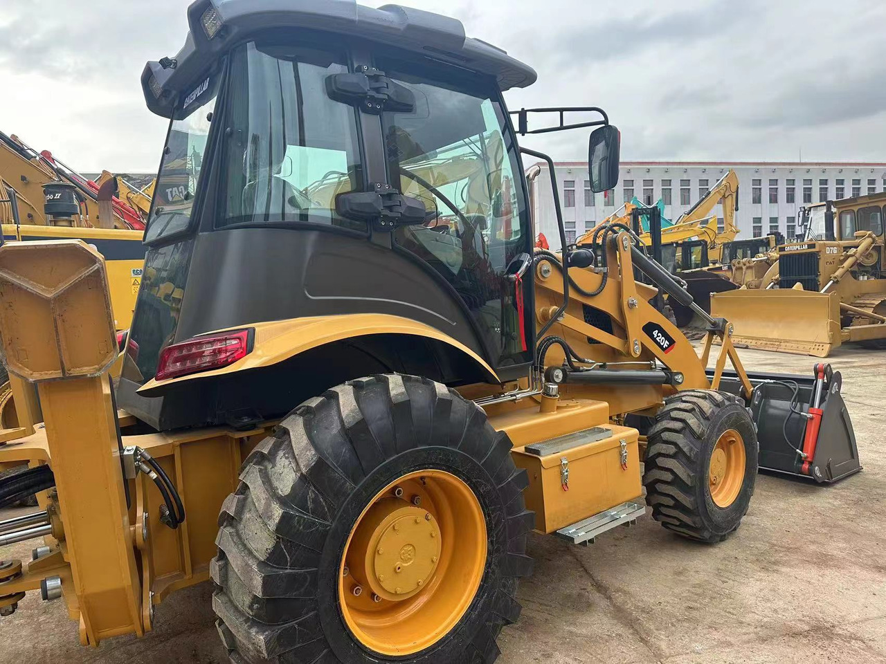 Used Backhoe High Quality CAT 420F - Багер-товарач: снимка 4 Used Backhoe High Quality CAT 420F - Багер-товарач: снимка 4
