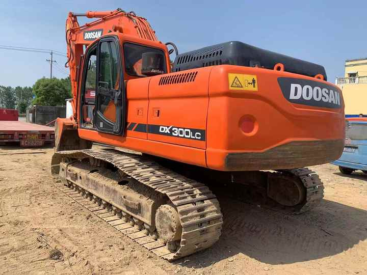 Used Digger DOOSAN DX300 Construction Machinery Construction Digger Used DOOSAN DX300 Cheap Excavator - Верижен багер: снимка 5 Used Digger DOOSAN DX300 Construction Machinery Construction Digger Used DOOSAN DX300 Cheap Excavator - Верижен багер: снимка 5
