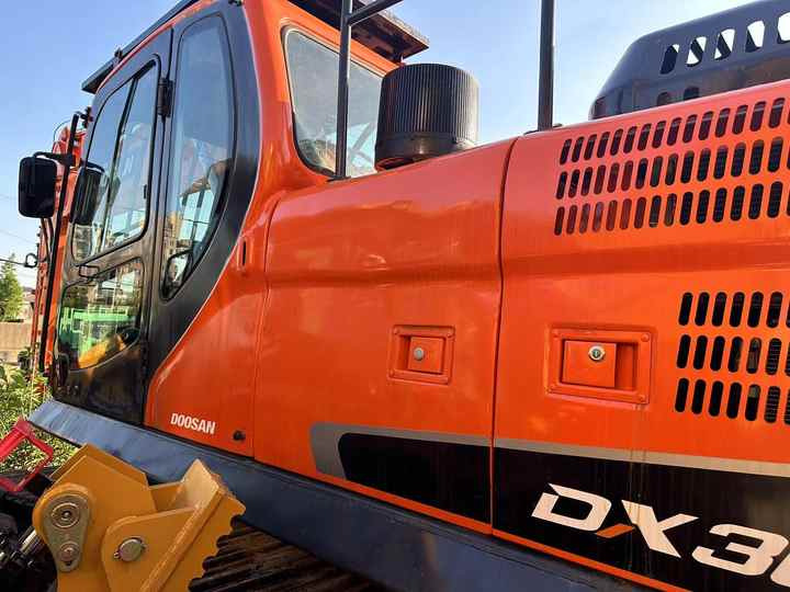Used Digger DOOSAN DX300 Construction Machinery Construction Digger Used DOOSAN DX300 Cheap Excavator - Верижен багер: снимка 2 Used Digger DOOSAN DX300 Construction Machinery Construction Digger Used DOOSAN DX300 Cheap Excavator - Верижен багер: снимка 2