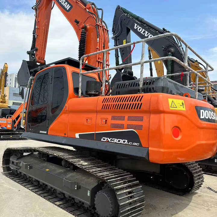 Used Digger DOOSAN DX300 Construction Machinery Construction Digger Used DOOSAN DX300 Cheap Excavator - Верижен багер: снимка 1 Used Digger DOOSAN DX300 Construction Machinery Construction Digger Used DOOSAN DX300 Cheap Excavator - Верижен багер: снимка 1