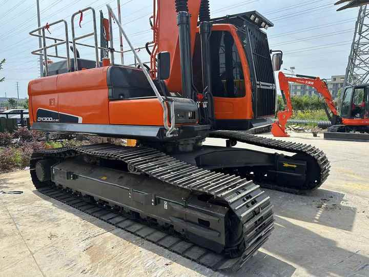 Used Digger DOOSAN DX300 Construction Machinery Construction Digger Used DOOSAN DX300 Cheap Excavator - Верижен багер: снимка 3 Used Digger DOOSAN DX300 Construction Machinery Construction Digger Used DOOSAN DX300 Cheap Excavator - Верижен багер: снимка 3