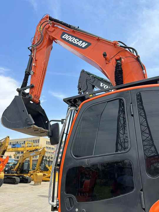 Used Digger DOOSAN DX300 Construction Machinery Construction Digger Used DOOSAN DX300 Cheap Excavator - Верижен багер: снимка 2 Used Digger DOOSAN DX300 Construction Machinery Construction Digger Used DOOSAN DX300 Cheap Excavator - Верижен багер: снимка 2