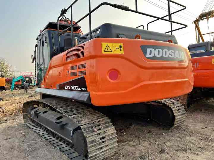 Used Digger DOOSAN DX300 Construction Machinery Construction Digger Used DOOSAN DX300 Cheap Excavator - Верижен багер: снимка 5 Used Digger DOOSAN DX300 Construction Machinery Construction Digger Used DOOSAN DX300 Cheap Excavator - Верижен багер: снимка 5