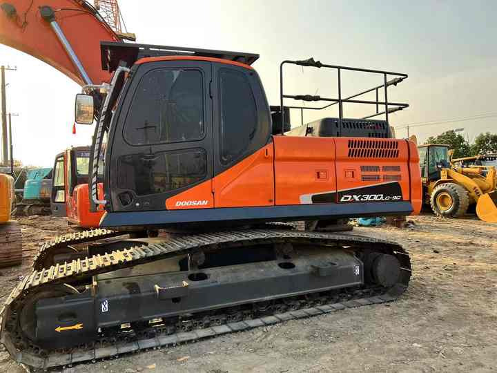 Used Digger DOOSAN DX300 Construction Machinery Construction Digger Used DOOSAN DX300 Cheap Excavator - Верижен багер: снимка 2 Used Digger DOOSAN DX300 Construction Machinery Construction Digger Used DOOSAN DX300 Cheap Excavator - Верижен багер: снимка 2