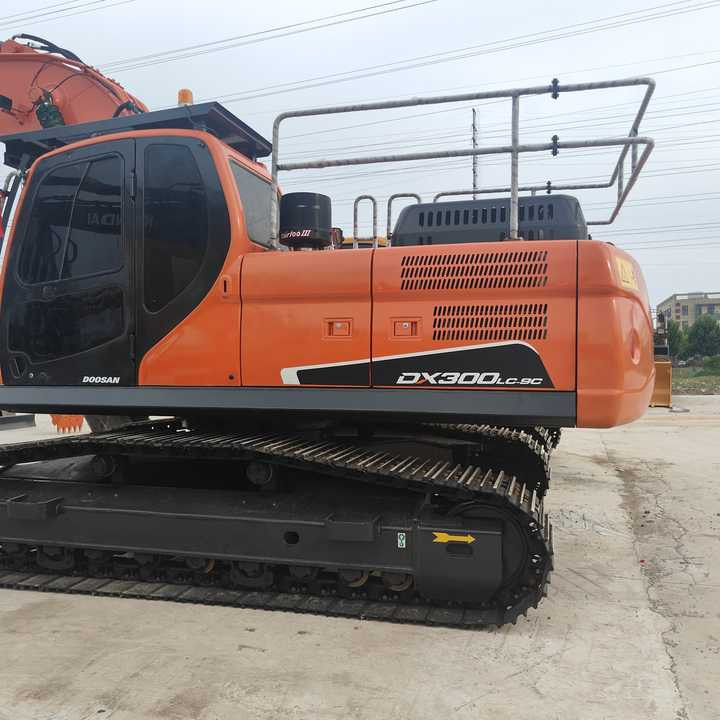 Used Digger DOOSAN DX300 Construction MachineryConstruction Digger Used DOOSAN DX300 Cheap Excavator - Верижен багер: снимка 2 Used Digger DOOSAN DX300 Construction MachineryConstruction Digger Used DOOSAN DX300 Cheap Excavator - Верижен багер: снимка 2