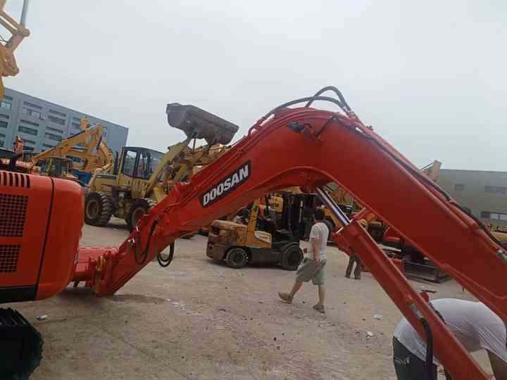 Used Digger DOOSAN DX55 Construction Machinery Construction Digger Used DOOSAN DX55 Cheap Excavator - Верижен багер: снимка 4 Used Digger DOOSAN DX55 Construction Machinery Construction Digger Used DOOSAN DX55 Cheap Excavator - Верижен багер: снимка 4
