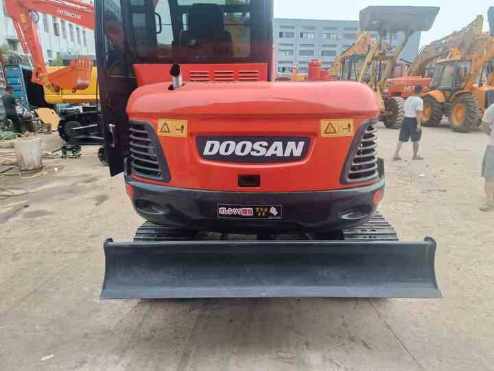 Used Digger DOOSAN DX55 Construction Machinery Construction Digger Used DOOSAN DX55 Cheap Excavator - Верижен багер: снимка 2 Used Digger DOOSAN DX55 Construction Machinery Construction Digger Used DOOSAN DX55 Cheap Excavator - Верижен багер: снимка 2
