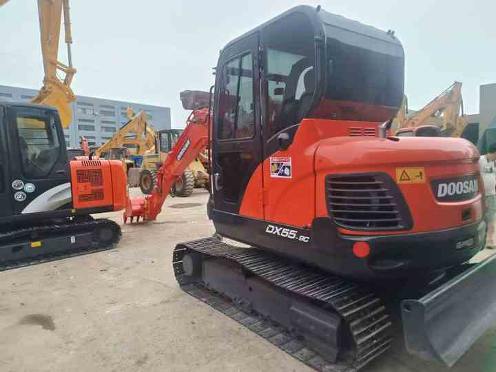 Used Digger DOOSAN DX55 Construction Machinery Construction Digger Used DOOSAN DX55 Cheap Excavator - Верижен багер: снимка 3 Used Digger DOOSAN DX55 Construction Machinery Construction Digger Used DOOSAN DX55 Cheap Excavator - Верижен багер: снимка 3