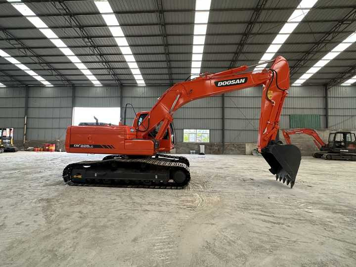 Used Digger Doosan DX225LC-9T Construction Machinery Construction Digger Used Doosan DX225LC-9T Cheap Excavator - Верижен багер: снимка 4 Used Digger Doosan DX225LC-9T Construction Machinery Construction Digger Used Doosan DX225LC-9T Cheap Excavator - Верижен багер: снимка 4