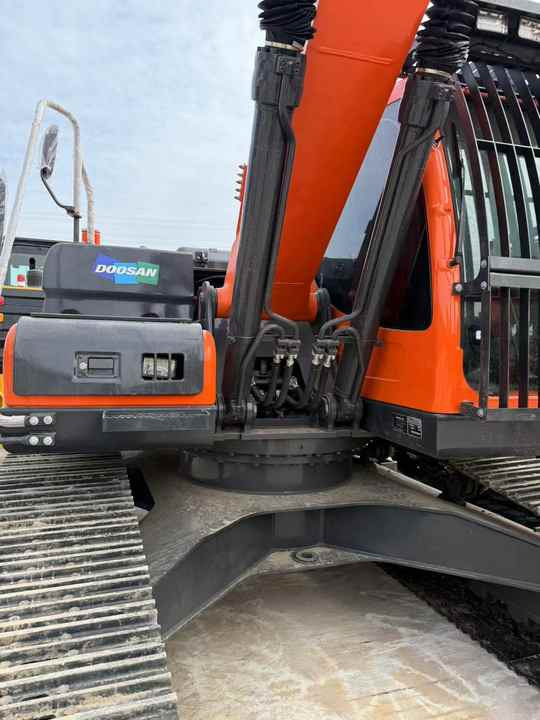 Used Digger Doosan DX225LC-9T Construction Machinery Construction Digger Used Doosan DX225LC-9T Cheap Excavator - Верижен багер: снимка 4 Used Digger Doosan DX225LC-9T Construction Machinery Construction Digger Used Doosan DX225LC-9T Cheap Excavator - Верижен багер: снимка 4