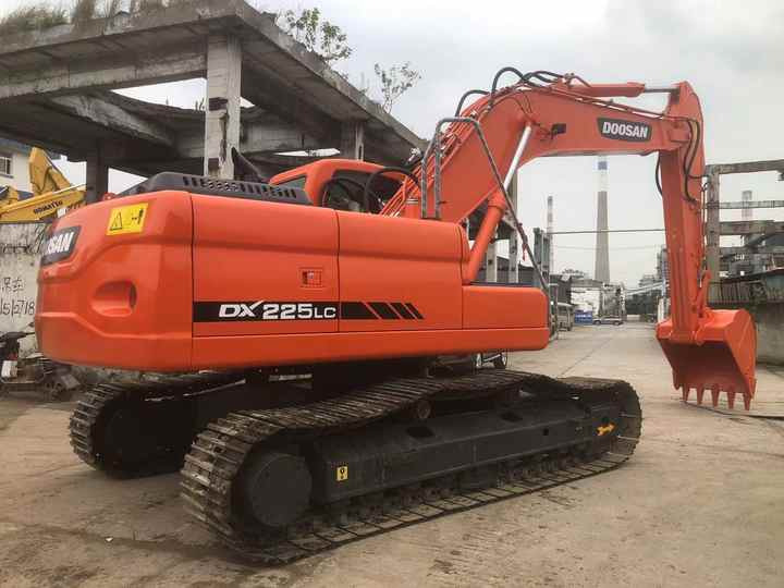Used Excavator Doosan DX225LC Excavators Mini Equipment Earth Moving Machinery Doosan Digger Excavator for Sale - Верижен багер: снимка 2 Used Excavator Doosan DX225LC Excavators Mini Equipment Earth Moving Machinery Doosan Digger Excavator for Sale - Верижен багер: снимка 2