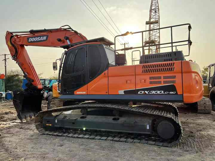 Used Excavator Doosan DX300 Excavators Mini Equipment Earth Moving Machinery Doosan Digger Excavator for Sale - Верижен багер: снимка 1 Used Excavator Doosan DX300 Excavators Mini Equipment Earth Moving Machinery Doosan Digger Excavator for Sale - Верижен багер: снимка 1