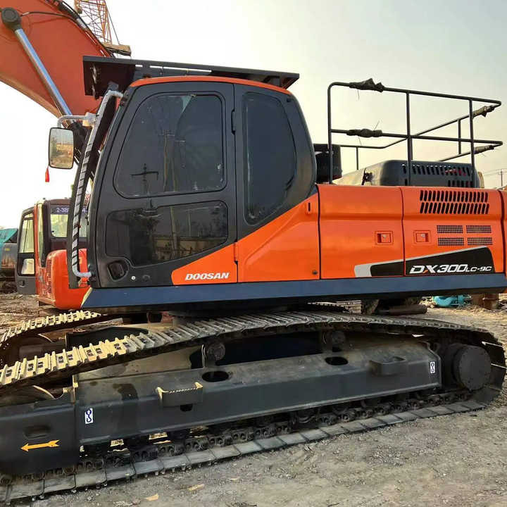 Used Excavator Doosan DX300 Excavators Mini Equipment Earth Moving Machinery Doosan Digger Excavator for Sale - Верижен багер: снимка 3 Used Excavator Doosan DX300 Excavators Mini Equipment Earth Moving Machinery Doosan Digger Excavator for Sale - Верижен багер: снимка 3