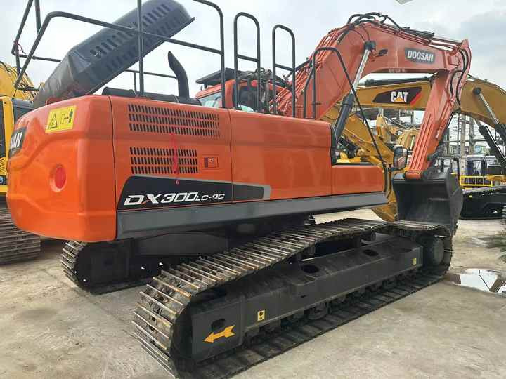 Used Excavator Doosan DX300 Excavators Mini Equipment Earth Moving Machinery Doosan Digger Excavator for Sale - Верижен багер: снимка 4 Used Excavator Doosan DX300 Excavators Mini Equipment Earth Moving Machinery Doosan Digger Excavator for Sale - Верижен багер: снимка 4