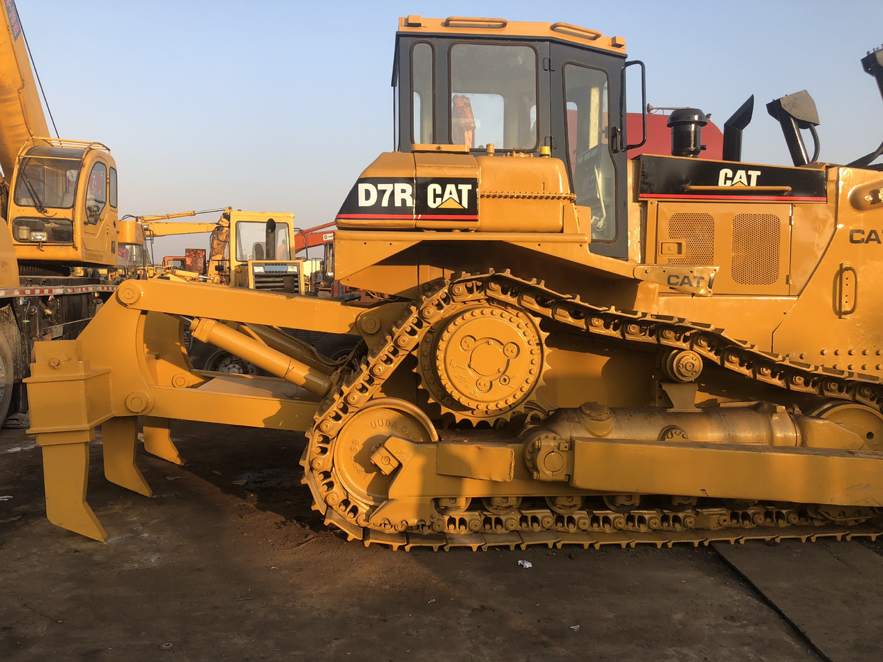 Used bulldozer CAT D7R high quality hotsale - Булдозер: снимка 5 Used bulldozer CAT D7R high quality hotsale - Булдозер: снимка 5